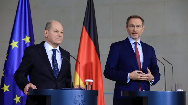 Германският канцлер Олаф Шолц (вляво) и финансовият министър на страната Кристиан Линднер (вдясно). Снимка: Bloomberg L.P.