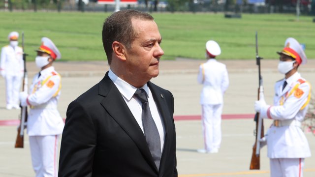 Дмитрий Медведев на церемония при посещението му във Виетнам. Снимка: EPA/БГНЕС