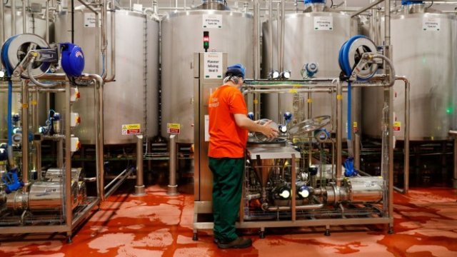 <p>
	Разпространението на омикрон повлия негативно на бизнесите, ориентирани към потребителите, а производителите отчитат, че новите поръчки нарастват с най-бавния си темп от година насам.<em> Снимка: <em>Darren Staples/Bloomberg</em></em></p>
