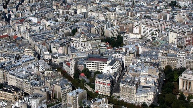 <p>
	Париж от Айфеловата кула. <em>Снимка: sxc.hu</em></p>
