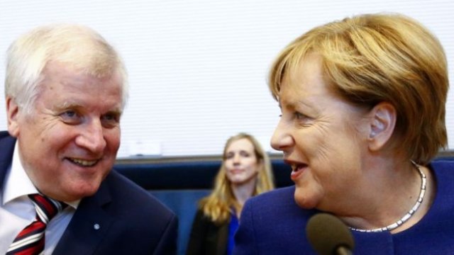 <p>
	Съюзниците Хорст Зеехофер и Ангела Меркел на пресконференция след изборите. <em>Снимка: Ройтерс</em></p>
