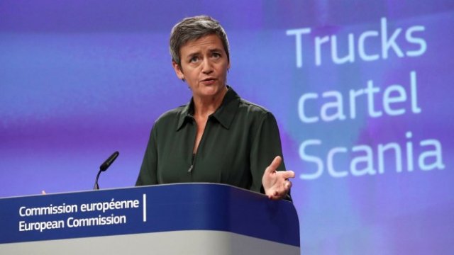 <p>
	Маргрете Вестагер при обявяването на глобата на Scania. <em>Снимка: Ройтерс</em></p>
