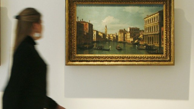 <p>
	Творбите показват гледки към площад Сан Марко и моста Риалто във Венеция. <em>Снимка: архив Ройтерс</em></p>
