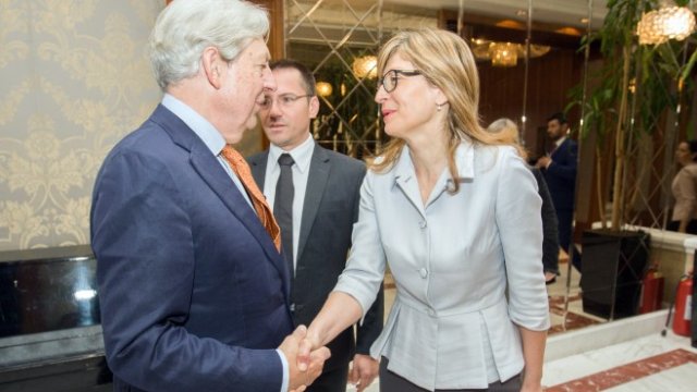 <p>
	Вицепремиерът Екатерина Захариева, британският евродепутат Джефри ван Орден и евродепутатът Ангел Джамбазки (на заден план) на изнесеното заседание на групата на Европейските консерватори и реформисти. <em>Снимка: БТА</em></p>
