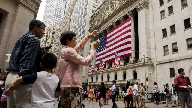 <p>
	Очаква се икономиката на САЩ да нарасне&nbsp;с 2% през 2015 г. <em>Снимка: Ройтерс</em></p>
