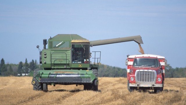 <p>
	Фермерите трябва да се приведат в съответствие с новите изисквания до 31 август 2015 г. и заплашват след 20 юли да изкарат земеделска техника по бензиностанциите. Снимка: <em>архив, Ройтерс</em></p>
