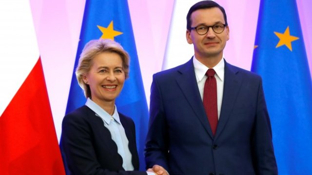 <p>
	Урсула фон дер Лайен и&nbsp;Матеуш Моравецки. <em>Снимка: Ройтерс</em></p>
