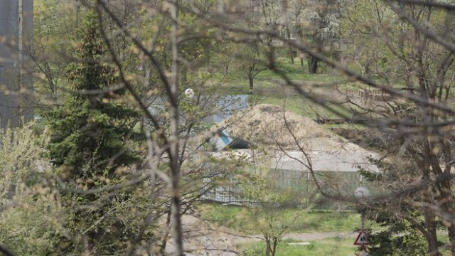 <p>
	Въпреки протестите строителството в столичния квартал &quot;Младост&quot; продължава. <em>Снимка: Investor.bg</em></p>
