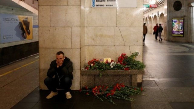 <p>
	Мъж изразява скръбта си пред паметното място на станция &quot;Технологический институт&quot; на метрото в Санкт Петербург. <em>Снимка: Ройтерс</em></p>
