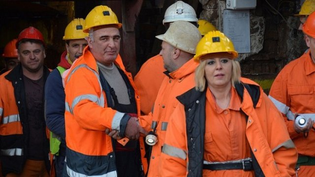 <p>
	Стачкуващите миньори от манганов рудник &quot;Оброчище&quot; излязоха от мината с омбудсмана Мая Манолова, след като беше подписан колективен трудов договор. <em>Снимка: БТА</em></p>
