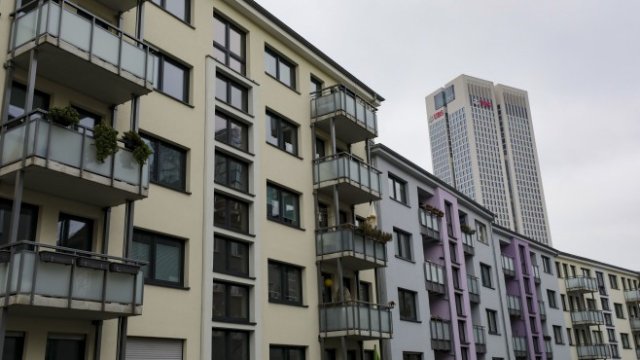 <p>
	Жилищни сгради във Франкфурт. <em>Снимка: Alex Kraus/Bloomberg</em></p>
