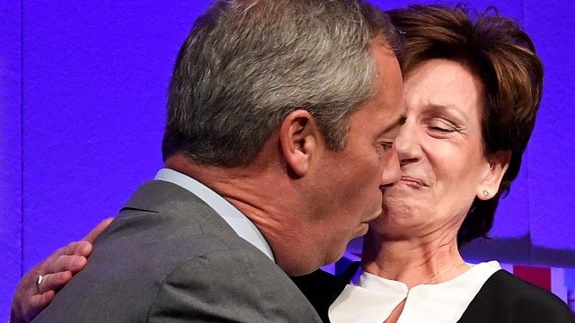 <p>
	Найджъл Фараж поздравява Даян Джеймс при спечелването на изборите за лидер на UKIP. <em>Снимка: архив Ройтерс</em></p>
