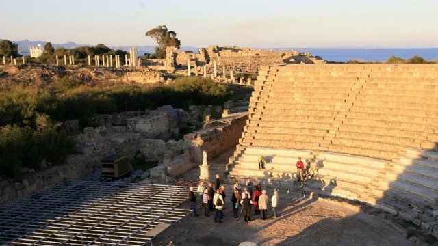 <p>
	Туристи разглеждат амфитеатър край Фамагуста. <em>Снимка: архив Ройтерс</em></p>
