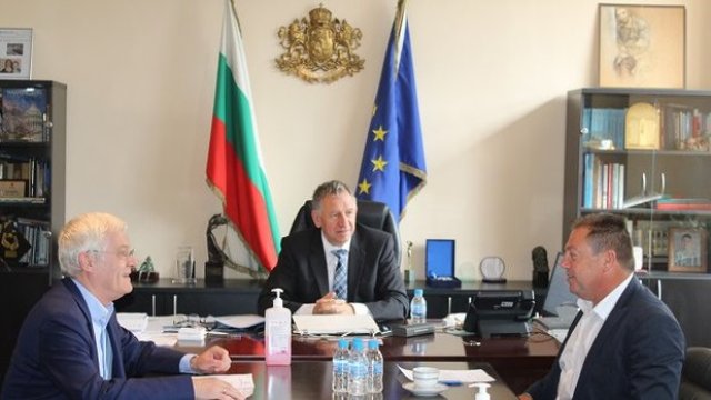 <p>
	Министърът на здравеопазването д-р Стойчо Кацаров, управителят на НЗОК проф. Петко Салчев (вляво) и председателя на БЛС д-р Иван Маджаров (вдясно).&nbsp;<em>Снимка: МЗ</em></p>
