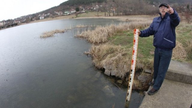 <p>
	Измерване на нивото на язорир &bdquo;Мърчаево&ldquo;. <em>Снимка: Олег Попов, Investor Media Group</em></p>
