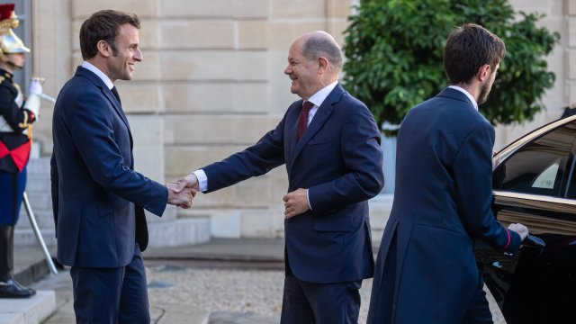 Френският президент Еманюел Макрон (вляво) посреща германския канцлер Олаф Шолц (вдясно) преди работния им обяд в Париж. Снимка: EPA/БГНЕС