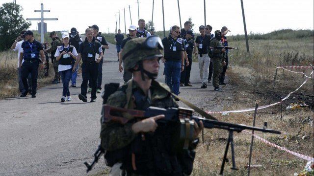 <p>
	Представители на Организацията за сигурност и сътрудничество в Европа посетиха мястото на разбилия се самолет на Malaysia Airlines в Източна Украйна. <em>Снимка: Ройтерс</em></p>
