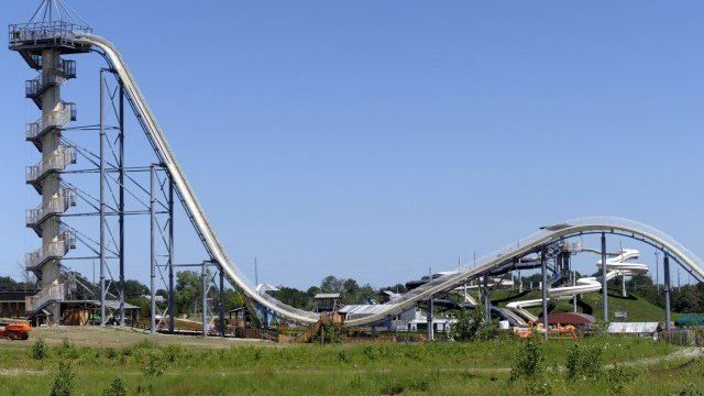 <p>
	Най-голямата водна пързалка в света носи името Verr&uuml;ckt (луд).&nbsp;<em>Снимка: архив Ройтерс</em></p>
