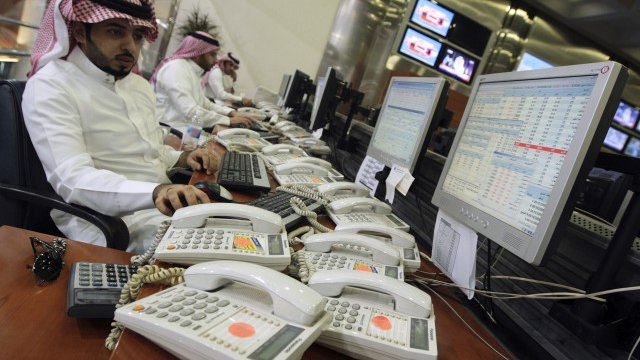 <p>
	Саудитски трейдъри.<em> Снимка: архив Ройтерс</em></p>
