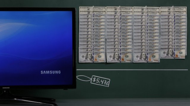 <p>
	32-инчов телевизор Samsung в илюстрация с цената му от 5 476 долара, еквивалент на 34 500 боливара. <em>Снимка: Ройтерс</em></p>

