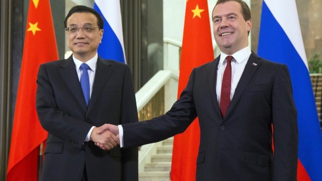 <p>
	Ли Къцян и&nbsp;Дмитрий Медведев. <em>Снимка: Ройтерс</em></p>
