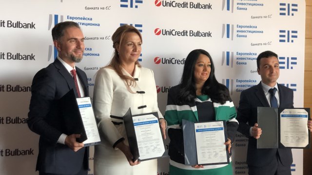 (Отляво надясно) Септимиу Постелнику, Главен оперативен директор на &quot;УниКредит Булбанк&quot;, Цветанка Минчева, Главен изпълнителен директор на &quot;УниКредит Булбанк&quot;, Лиляна Павлова, Вицепрезидент на Европейска инвестиционна банка, Георги Стоев, Ръководител секюритизации за Северна Европа и ЦИЕ на Европейски инвестиционен фонд.