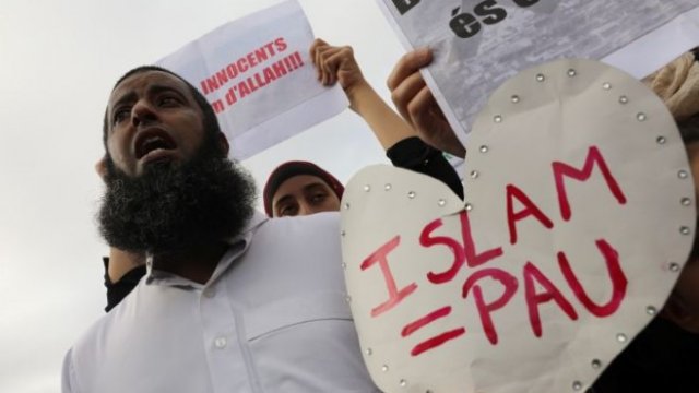 <p>
	След атентатите в Барселона и Камбрилс мюсюлмани протестираха срещу тероризма. На снимката: На плаката е изписано, че ислямът е мир. <em>Снимка: Ройтерс</em></p>
