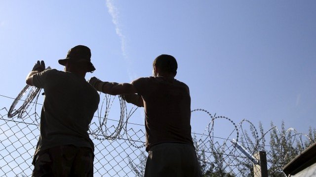 <p>
	Унгария издигна ограда на границата със Сърбия, за да възпре мигрантския поток. <em>Снимка: Ройтерс</em></p>
