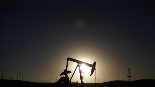 <p>
	На петролните пазари продължава да има високо предлагане при по-слабо търсене. <em>Снимка: Ройтерс</em></p>
