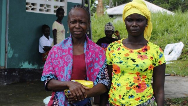 <p style="margin-bottom: 0cm">
	Оцелели от вируса ебола жени позират за снимка в Либерия. <em>Снимка: Ройтерс</em></p>
