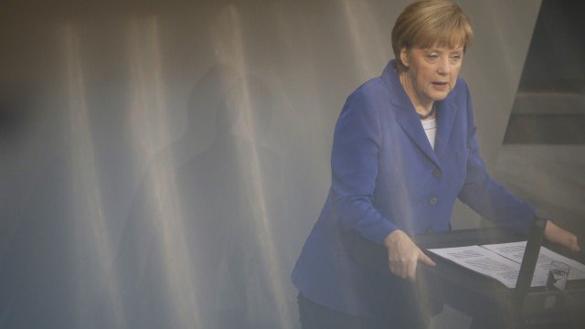 <p>
	Меркел пред Бундестага днес. <em>Снимка: Ройтерс</em></p>
