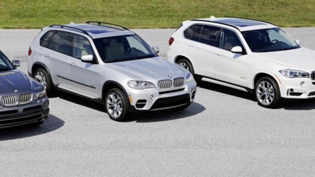 <p>
	Трите поколения на X5. Снимкa: BMW</p>
