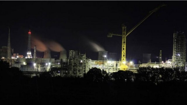 <p>
	Завода "Неохим" АД през нощта <em>Снимка: neochim.bg</em></p>
