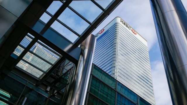 Екоактивисти атакуваха с камъни централата на HSBC в Лондон