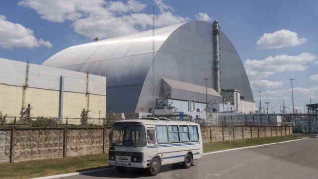 <p>
	<em>Новият саркофаг над избухналия реактор в Чернобил, юни 2019 г. Снимка: Vincent Mundy/Bloomberg</em></p>

