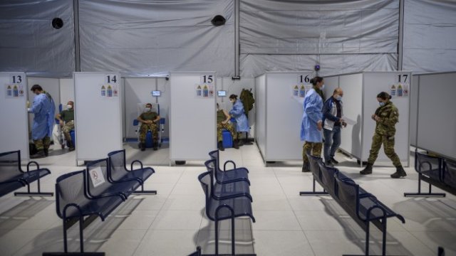 <p>
	<em>Център за ваксиниране в Рим. Снимка: Getty</em></p>
