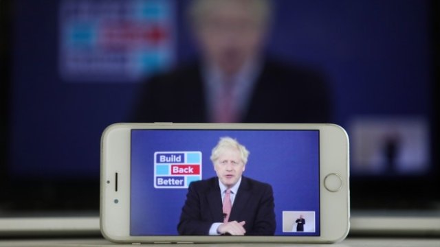 <p>
	Някой публикува лични съобщения на Джонсън в публичното пространство.&nbsp;<em>Снимка: Chris Ratcliffe/Bloomberg</em></p>
