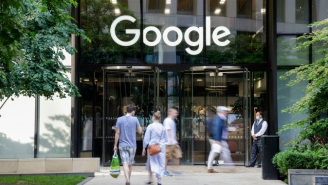 <p>
	Офис на американския концерн в Лондон. <em>Снимка:&nbsp;David Gray/Bloomberg</em></p>
