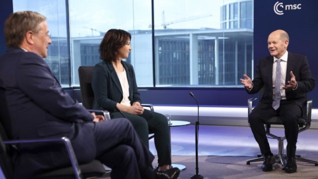 <p>
	Лашет (вляво), Бербок и Шолц (вдясно). <em>Снимка:&nbsp;&nbsp;EPA/CHRISTIAN MANG / POOL</em></p>
