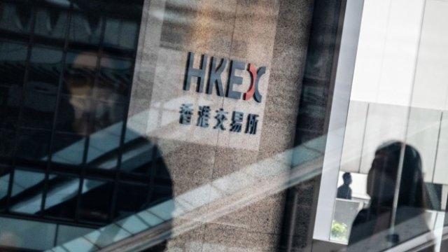 <p>
	Изглед от централата на борсата в Хонконг. <em>Снимка: Bloomberg LP</em></p>
