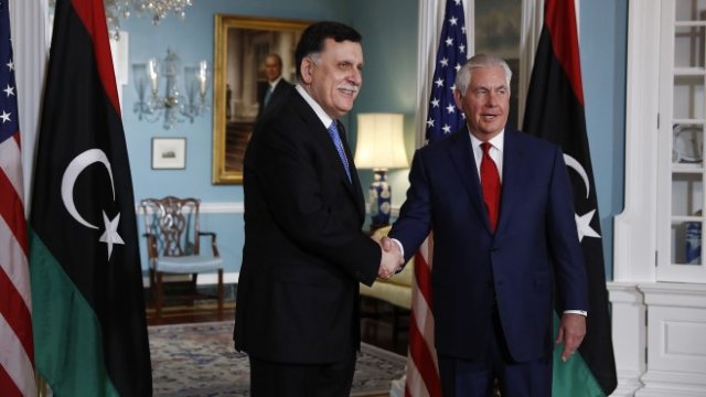 <p>
	Премиерът на Либия Файез Сарадж на среща с бившия държавен секретар на САЩ Рекс Тилърсън. <em>Снимка: Bloomberg</em></p>

