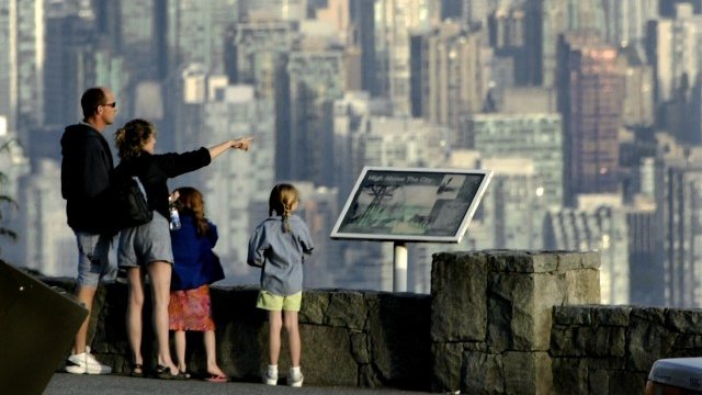 <p>
	Емиграцията на&nbsp;предимно млади хора влияе на коефициентите на раждаемост и смъртност. <em>Снимка: Ройтерс</em></p>
