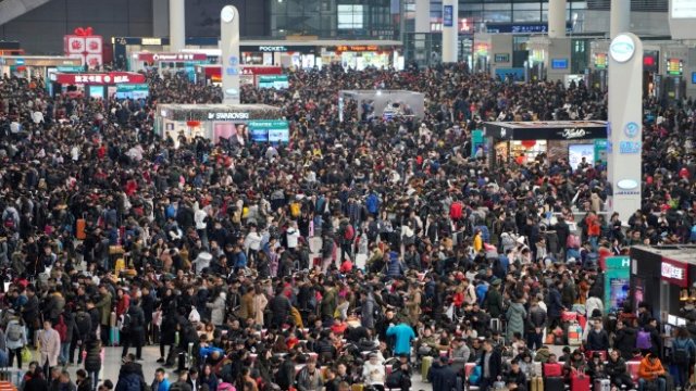 <p>
	Пътници чакат да се качат на влакове на централната гара Hongqiao Railway Station в Шанхай. <em>Снимка: Ройтерс</em></p>
