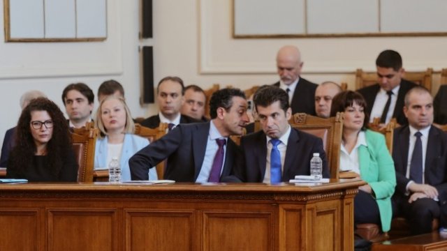 <p>
	Извънредно заседание на Народното събрание. Дебати по вота на недоверие към правителството, внесен от ГЕРБ. Пленарна зала. <em>Снимка: БГНЕС</em></p>
