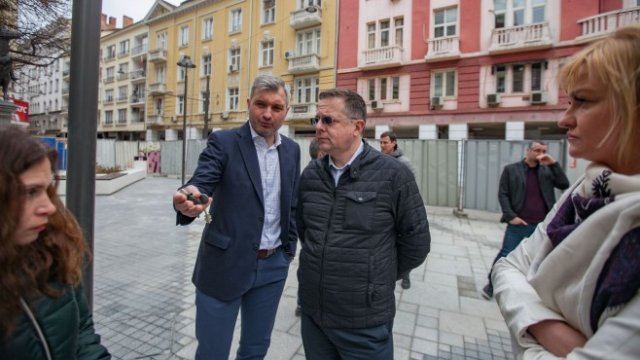 <p>
	Дончо Барбалов по време на инспекция на пл. &quot;Гарибалди&quot;. <em>Снимка: Димитър Кьосемарлиев, Investor Media Group</em></p>
