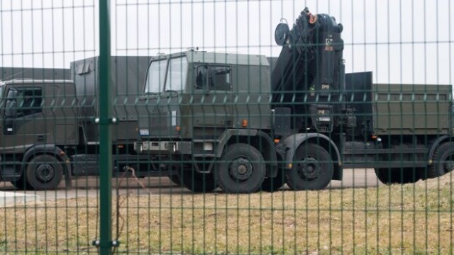 <p>
	<em>Военна техника на НАТО на летище Ясионка край Жешов в Полша. Снимка: Nathan Laine/Bloomberg&nbsp;</em></p>
