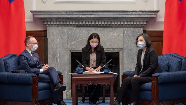 Матас Малдейкис (вляво), председател на Литовската парламентарна група за връзки с Тайван, и президентът на Тайван Цай Инг-вен (вдясно) по време на среща. Снимка: EPA/TAIWAN PRESIDENTIAL OFFICE