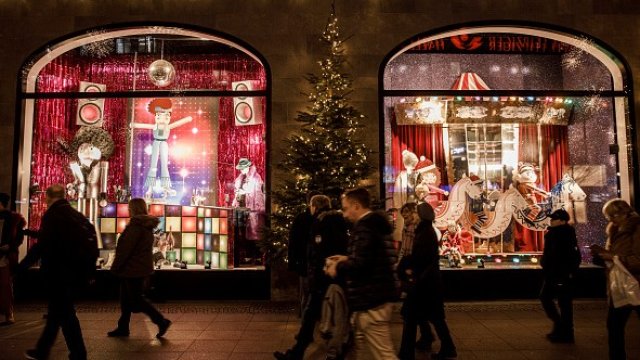 <p>
	Коледен шопинг в Берлин. <em>Снимка: gettyimages</em></p>
