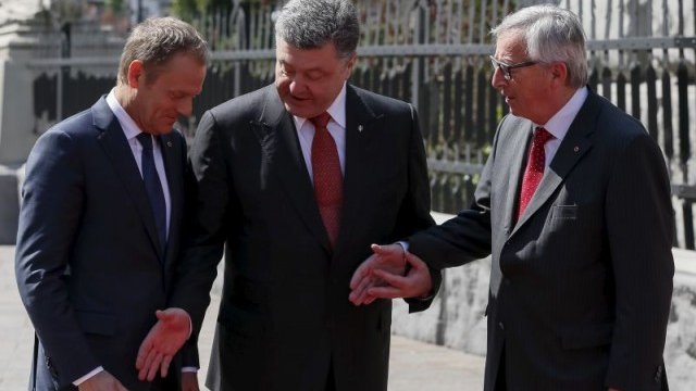 <p>
	Президентът на Украйна Петро Порошенко (в средата) с председателя на Съвета на ЕС Доналд Туск (вляво) и председателят на Европейската комисия Жан-Клод Юнкер. <em>Снимка: Ройтерс</em></p>
