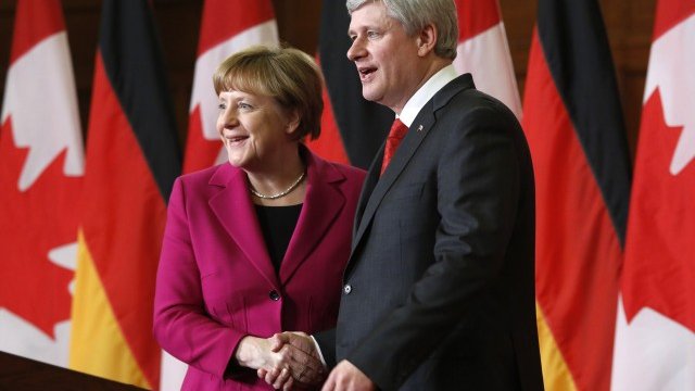 <p>
	Германският канцлер Ангела Меркел и канадският премиер Стивън Харпър&nbsp;по време на общата им пресконференция в Отава. <em>Снимка: Ройтерс</em></p>
